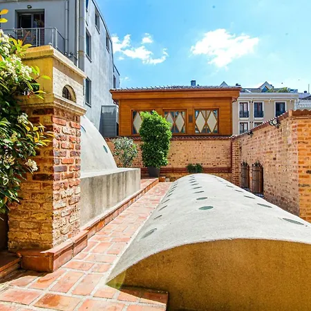 Chic Studio Flat With Shared Terrace In Beyoglu *