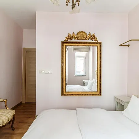 Chic Studio Flat With Shared Terrace In Beyoglu *